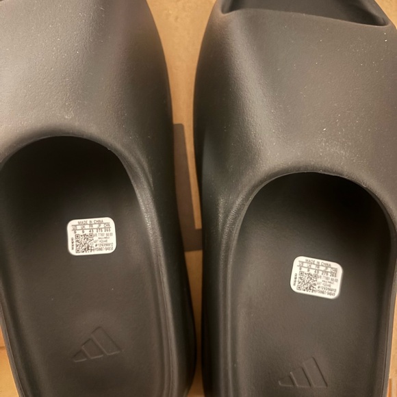 Men’s Size 9 adidas Yeezy Black (onyx) Slide Sandals - Picture 3 of 9